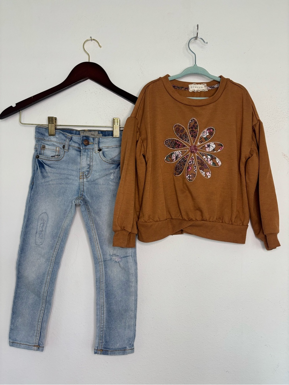 BETWEEN CHILDRENS BOUTIQUE FLORAL SWEATER AND LUCKY LIGHT WASH JEANS OUTFIT SZ 4